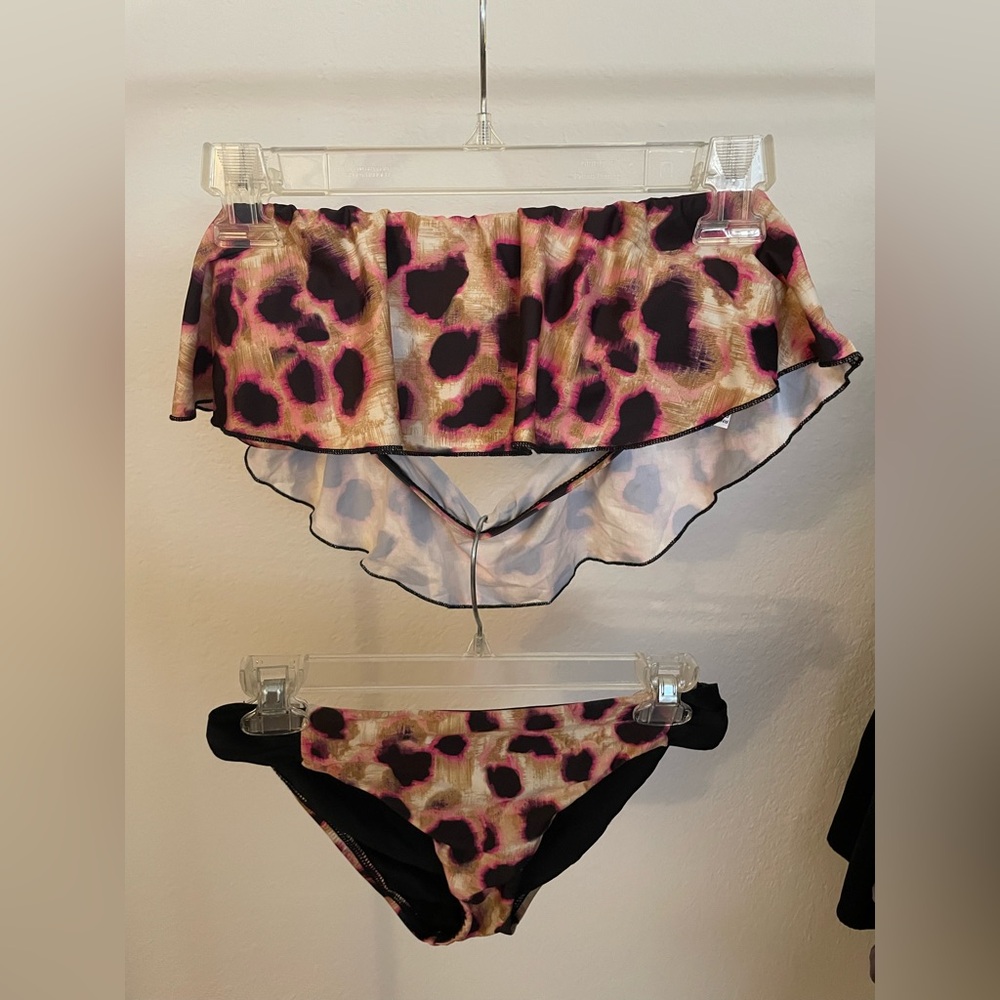 Hurley leopard print bandeau bikini. Size Medium. Lightly used. Like new!